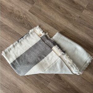 Women’s Gray Knit Blanket Scarf